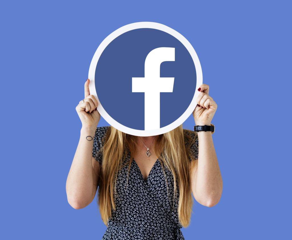 Cuanto cuesta una promocion en Facebook   woman showing facebook icon 1 1024x842